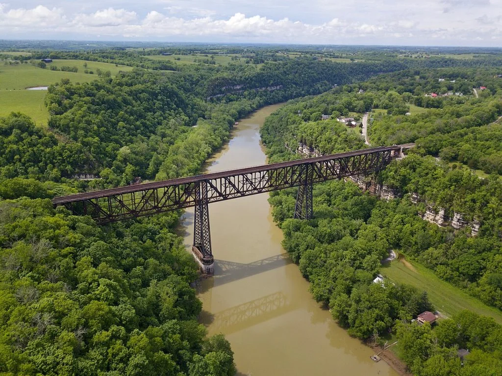 Most kolejowy nad rzeką Kentucky