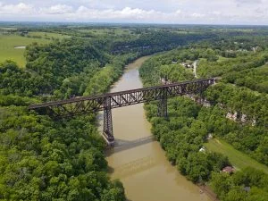 Most kolejowy nad rzeką Kentucky