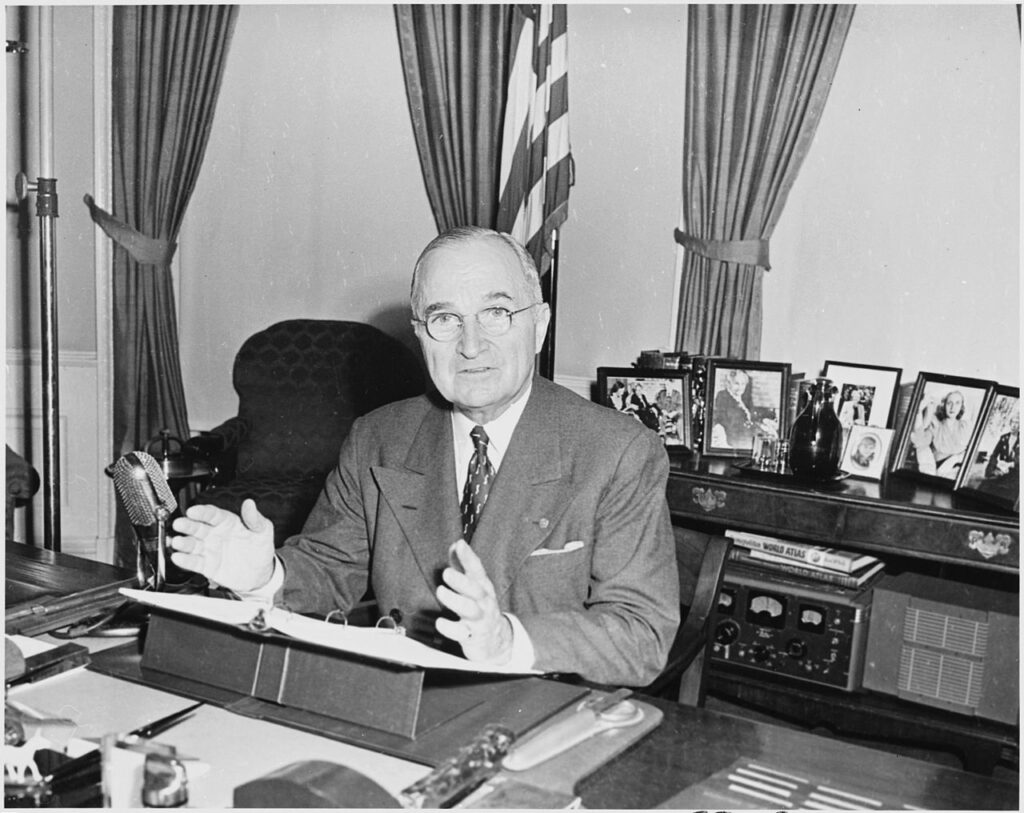 Prezydent Harry Trueman w Gabinecie Owalnym