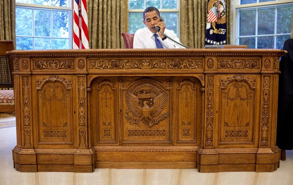 Barack Obama za Biurkiem Resolute w 2009 roku