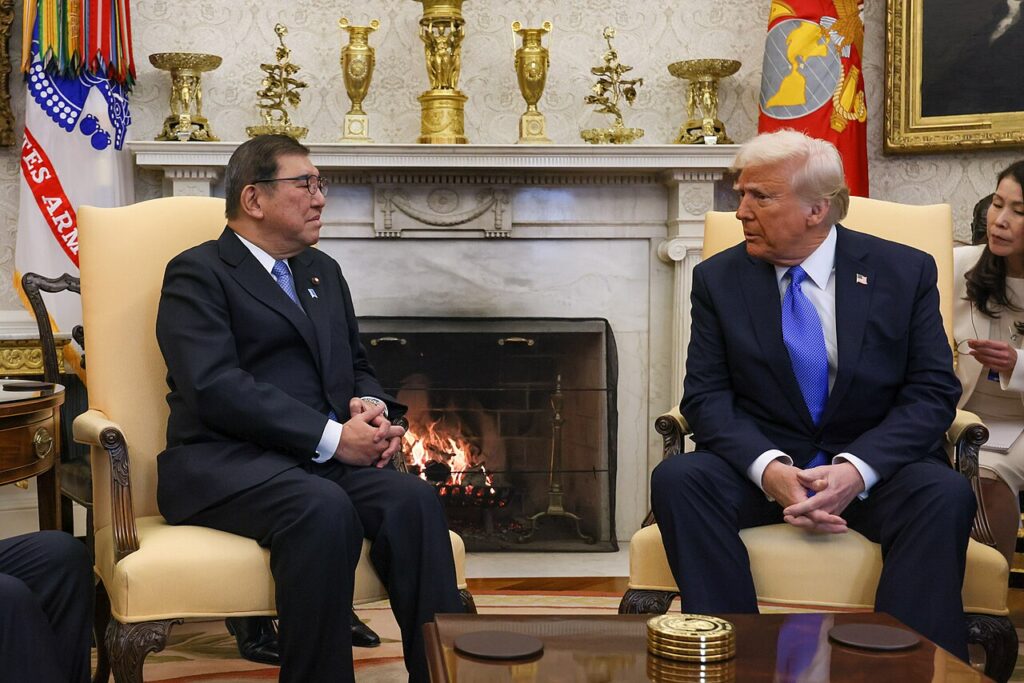 Donald Trump i Shigeru Ishiba w biurze owalnym w lutym 2025