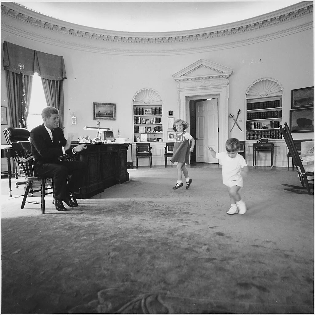 JFK z dziećmi w Owalnym Biurze