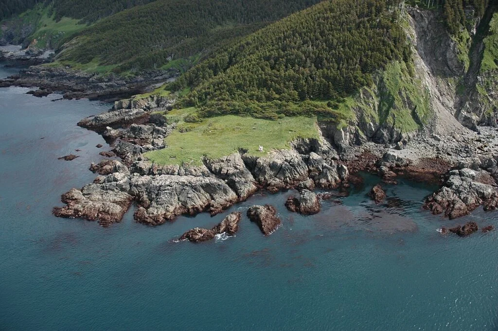 Zachodni kraniec Wyspy Elżbiety wyznacza granicę między Zatoką Cooka, a Zatoką Alaska