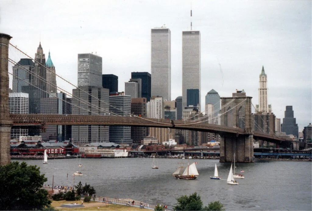 Widok z Brooklinu na bliźniacze wieże WTC, rok 1995, Nowy Jork