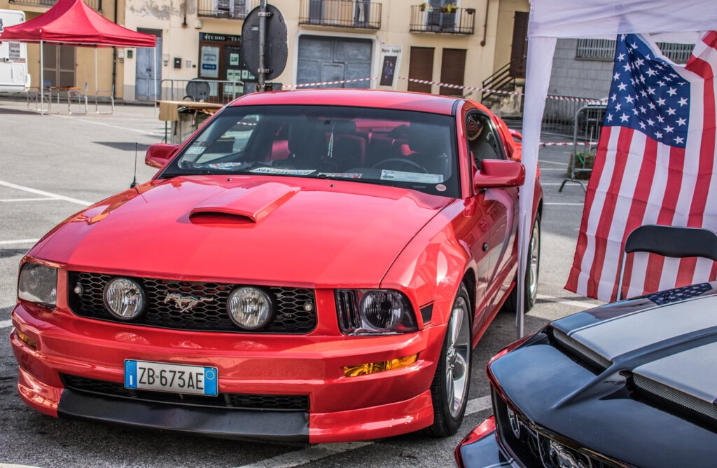 Ford Mustang obok flagi USA