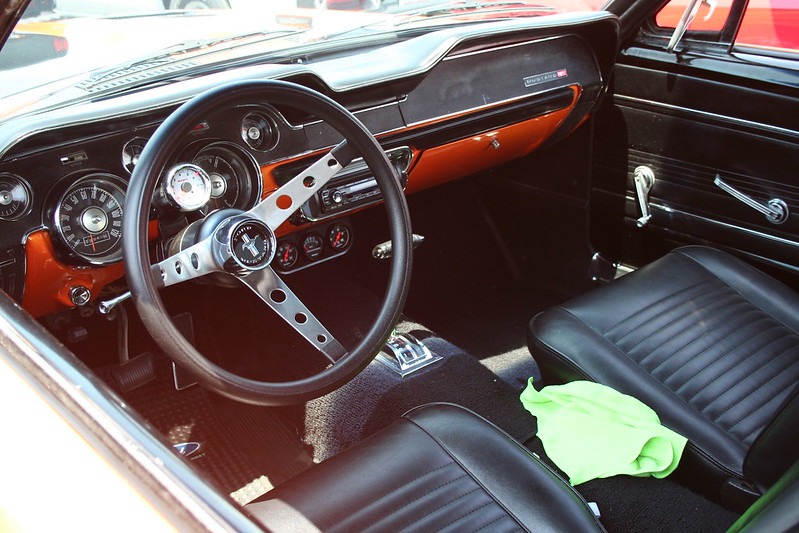 Wnętrze Forda Mustanga z lat 60. 