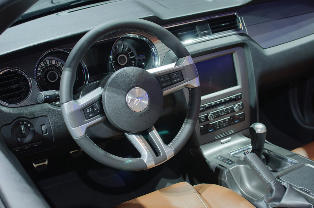 Wnętrze nowoczesnego Mustanga GT