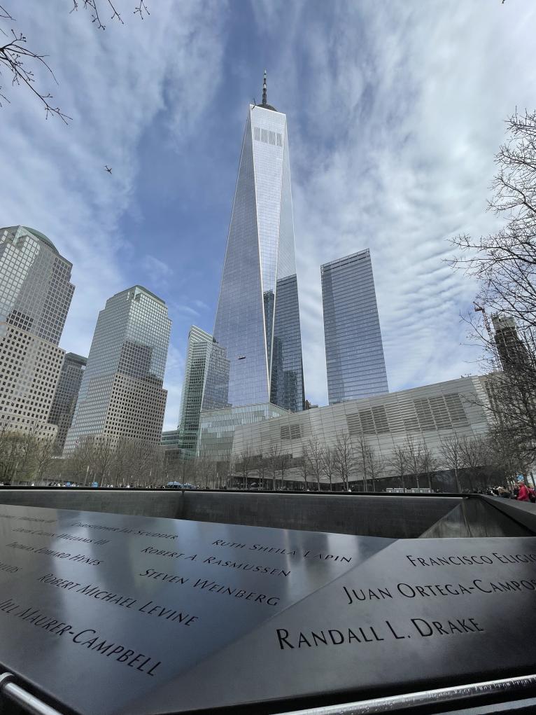 One World Trade Center na tle pomnika 11 września w Nowym Jorku