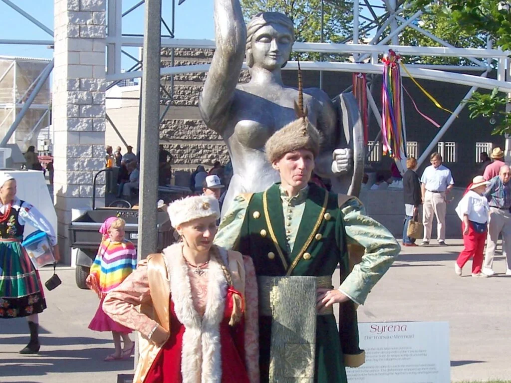 Przebrana para pozująca przed Syreną Warszawską na Polish Fest w Milwaukee