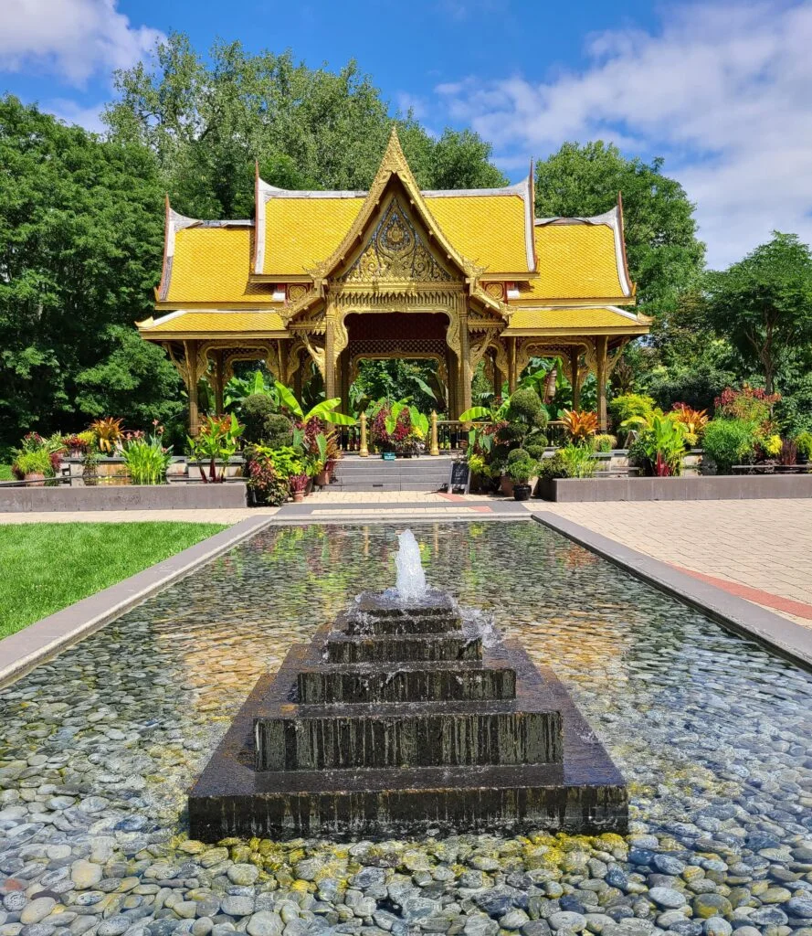 Tajski pawilon i fontanna w Ogrodzie Botanicznym Olbrich