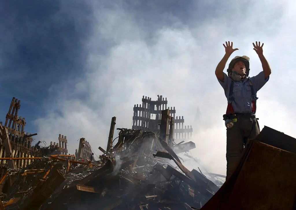 Strażak wzywający 10 kolejnych ratowników do gruzów World Trade Center