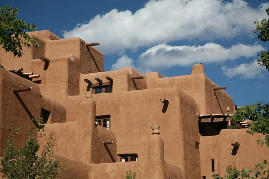 Architektura w stylu Adobe Pueblo Revival w Santa Fe w Nowym Meksyku