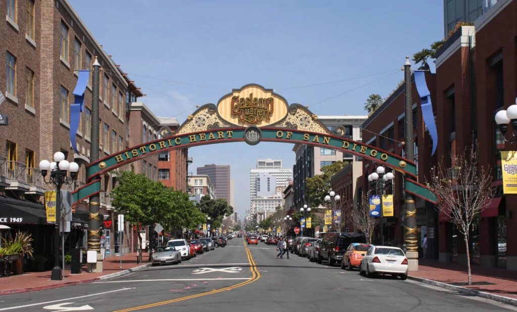 Znak Gaslamp Quarter na 5th Avenue, San Diego, California