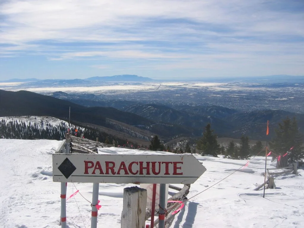Trasa narciarska ze spadochronem w Ski Santa Fe