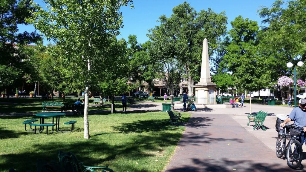 Widok na centrum zabytkowego placu w Santa Fe w Nowym Meksyku