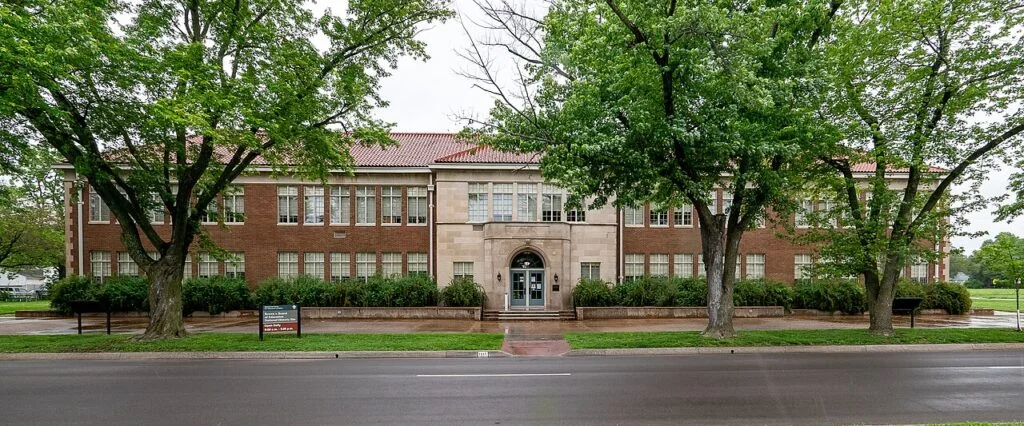 Szkoła Publiczna Monroe w Topece, która była podstawą orzeczenia Sądu Najwyższego Stanów Zjednoczonych z 1954 roku w sprawie Brown v. Board of Education