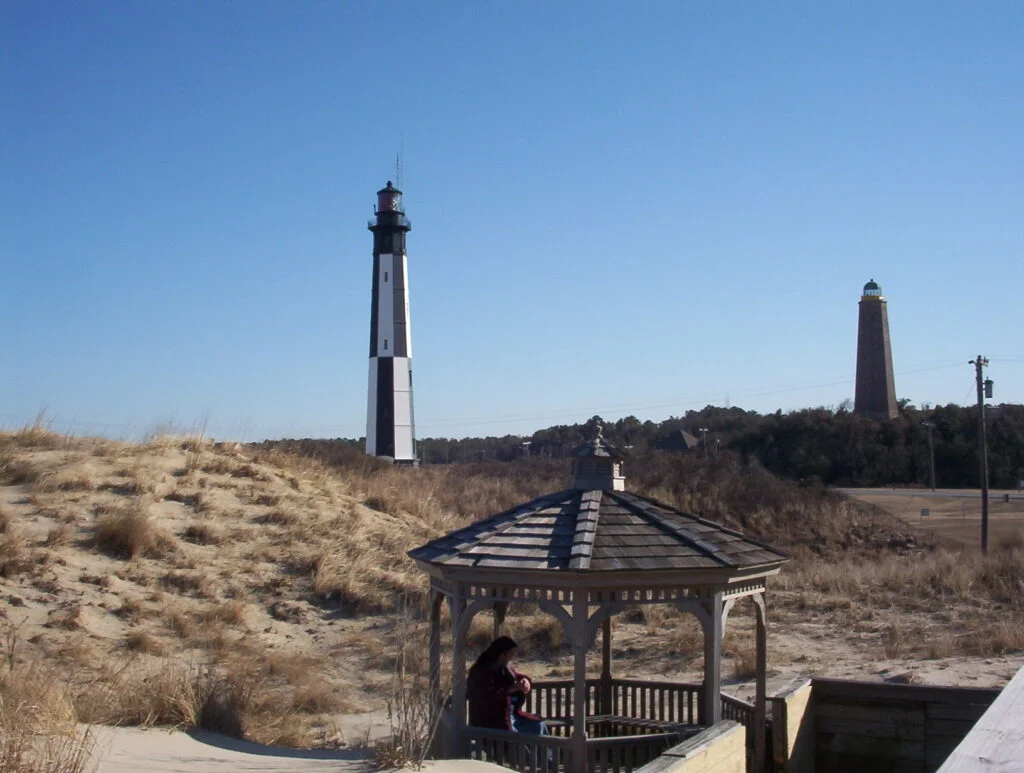 Dwie latarnie morskie na Przylądku Henry w Virginia Beach w USA. Po lewej stronie czynna, po prawej stara.