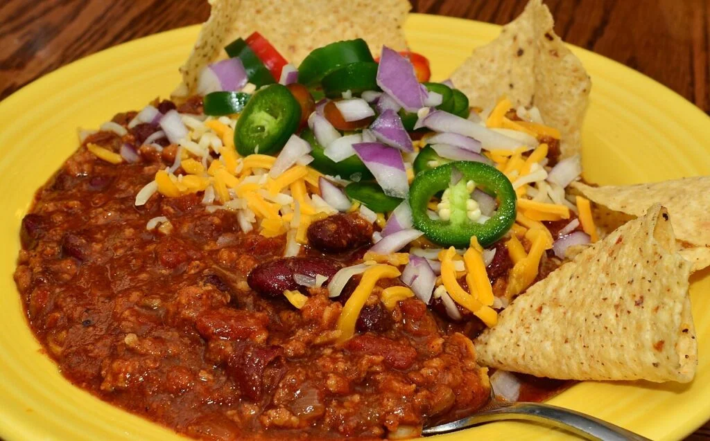Danie kuchni Tex-Mex - chilli z chipsami z tortilli