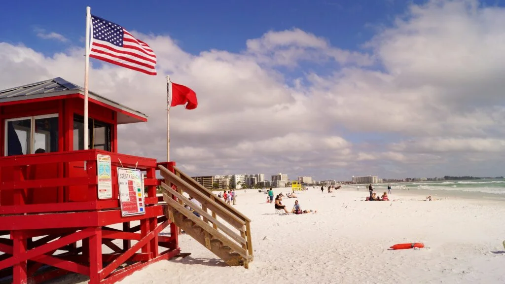 Czerwone stanowisko ratownika na plaży Siesta Key