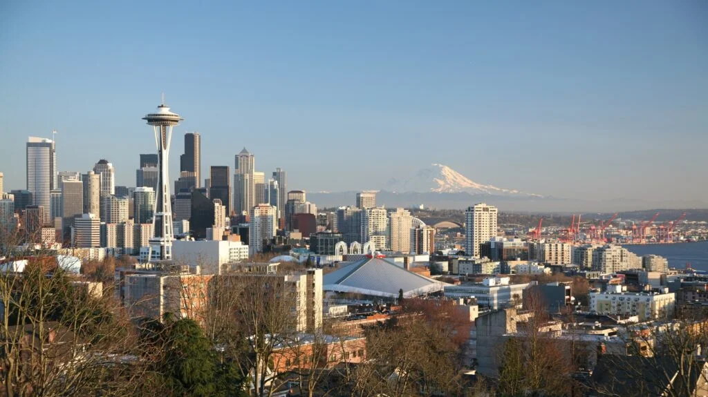 Widok na panoramę Seattle ze wzgórza Queen Anne Hill