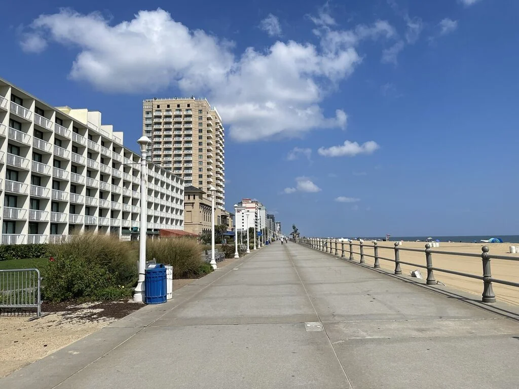 Widok na promenadę w Virginia Beach w Wirginii przy 29. ulicy