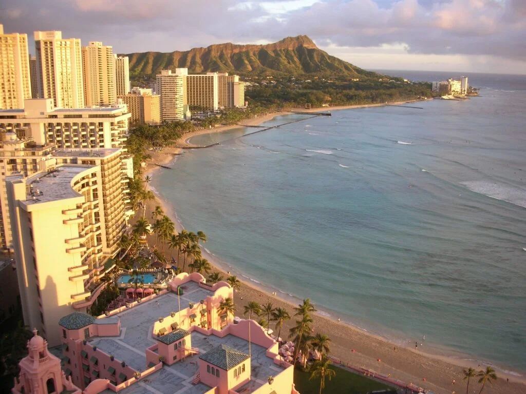 Zachód słońca na plaży Waikiki w Honolulu, Hawaje