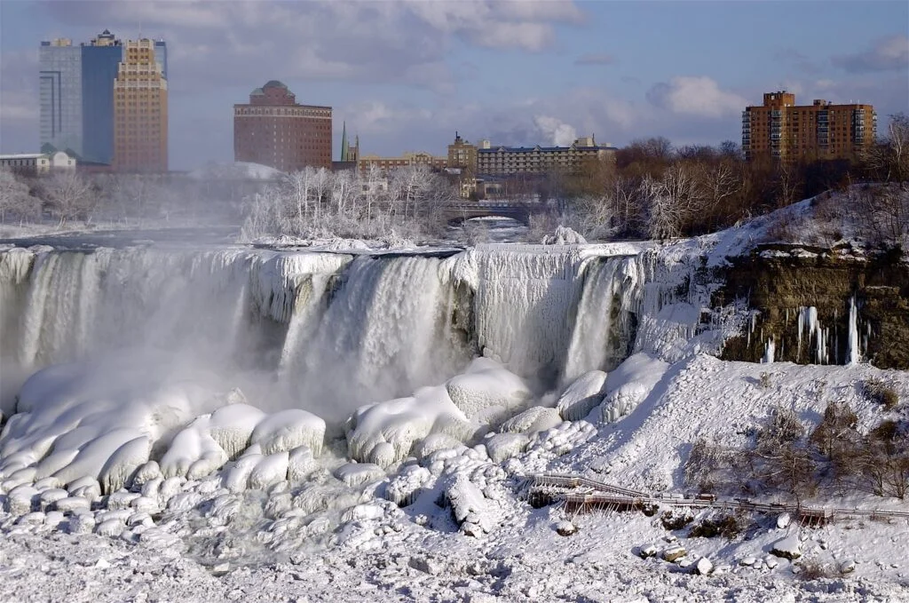 Częściowo zamarznięta część Niagary - wodospad American Falls w 2007 roku