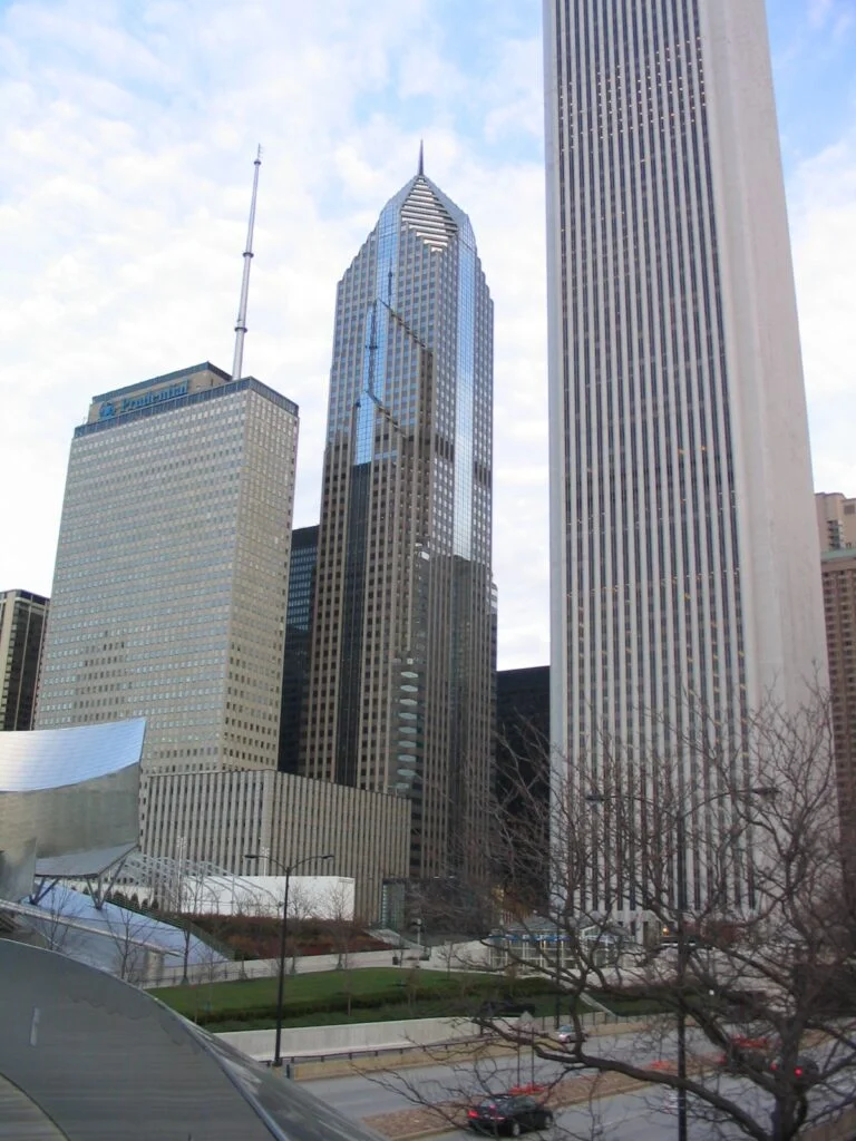 Wieżowiec Two Prudential Plaza (po środku) w Chicago
