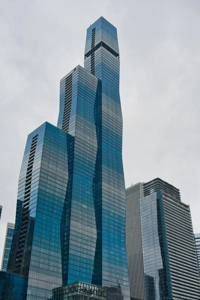 Wieżowiec St. Regis Chicago widziany z River Esplanade po p&oacute;łnocnej stronie rzeki