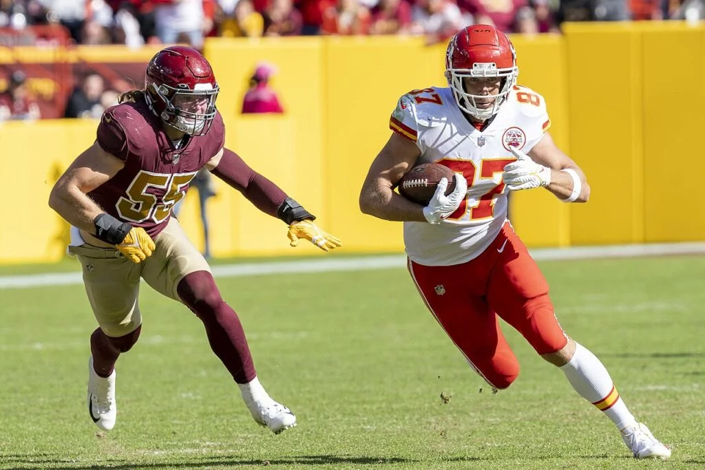 Travis Kelce (Kansas City Chiefs), ścigany przez Cole'a Holcomba "Washington Football Team" podczas meczu na stadionie FedEx Field w Landover w stanie Maryland, 17.10.2021 r.