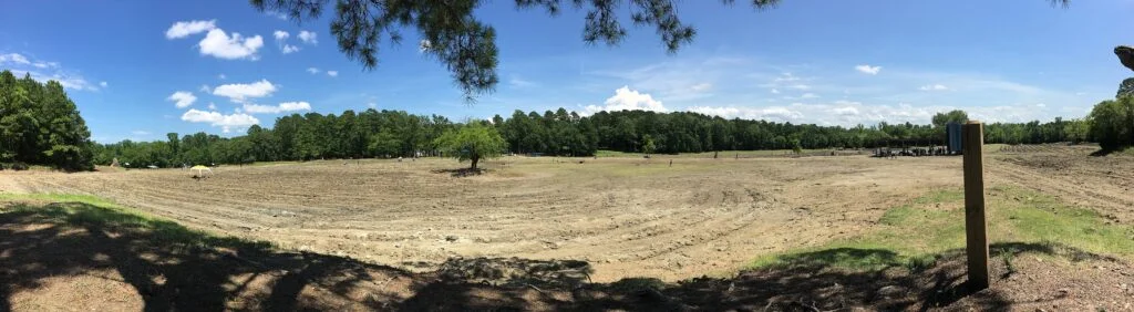 Panoramiczny widok na pole w Parku Stanowym Crater of Diamonds w Arkansas