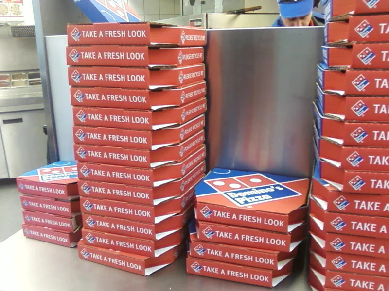 Stosy pudełek z pizzą