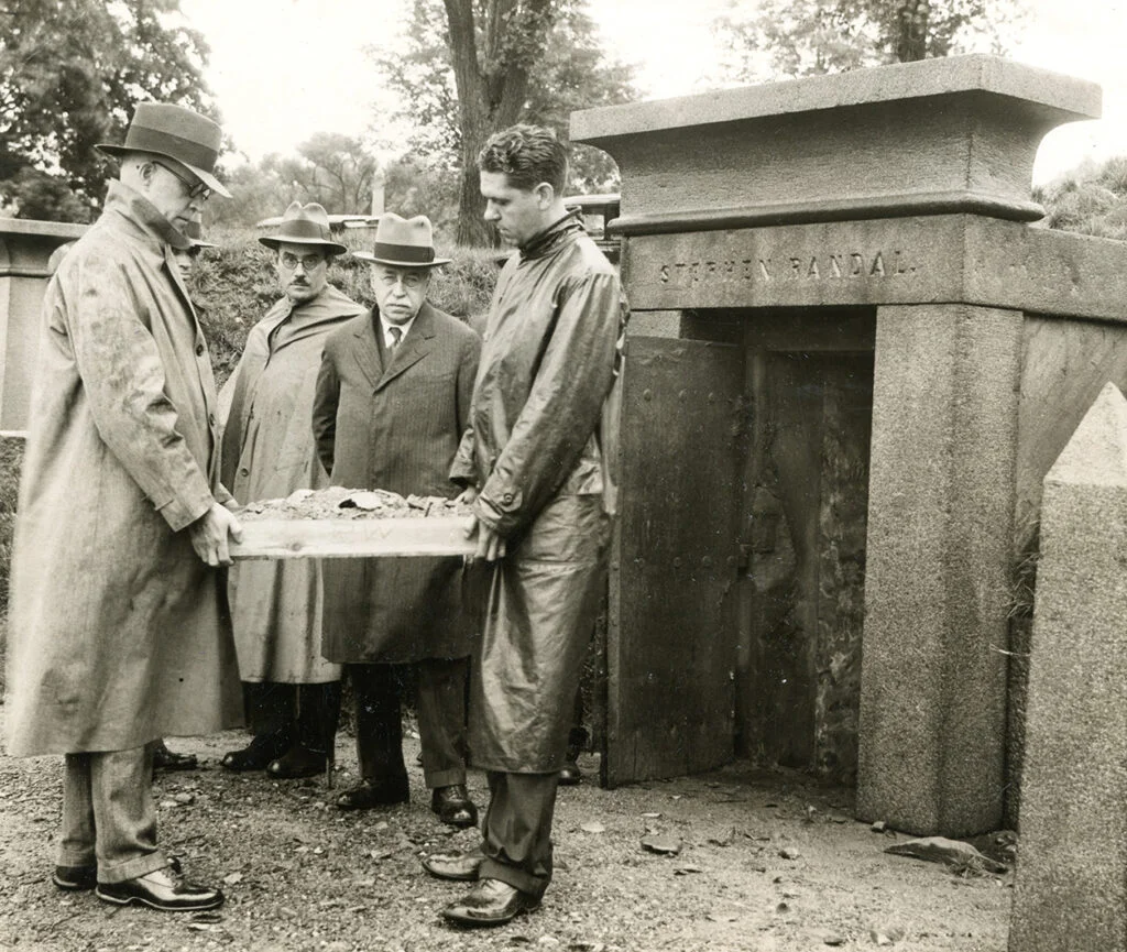 Grobowiec Rogera Williamsa na cmentarzu North Burial Ground w Providence