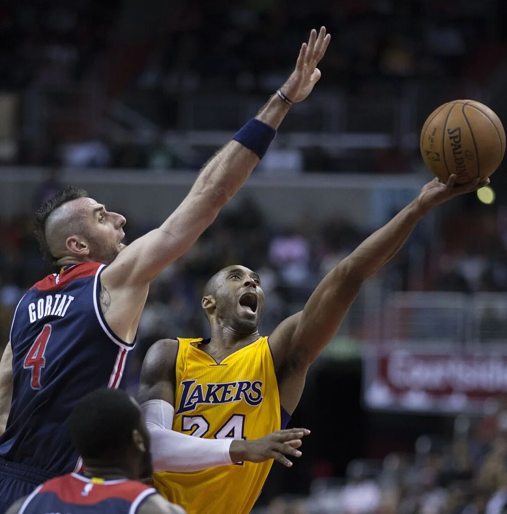 Kobe Bryant z Los Angeles Lakers rzuca przeciwko Marcinowi Gortatowi z Washington Wizards, 2014 r.