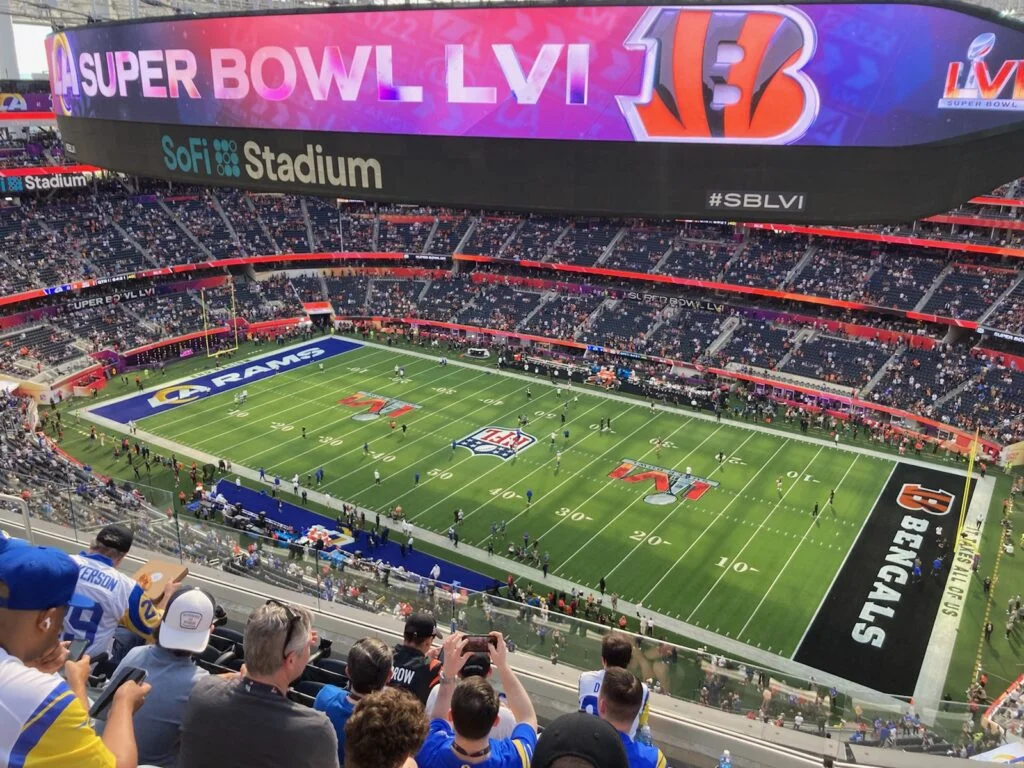 Rozgrzewka przed meczem Super Bowl LVI w Los Angeles w Kalifornii, 2022 rok