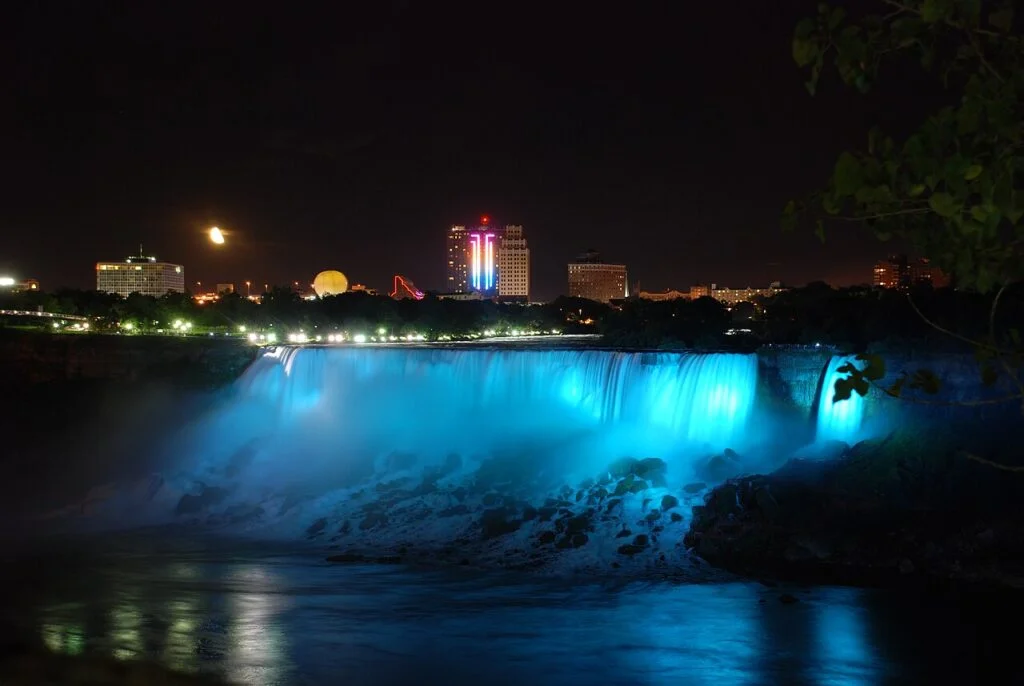 American Falls z nocną iluminacją