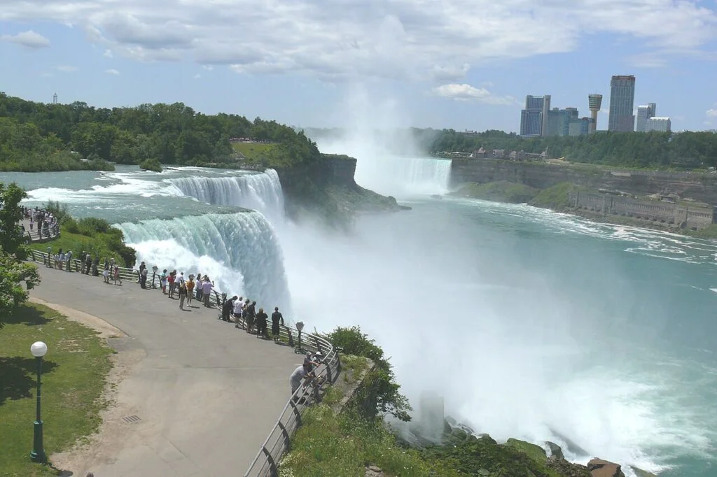 Wodospad Niagara, z przodu American Falls, w tle Horseshoe Falls