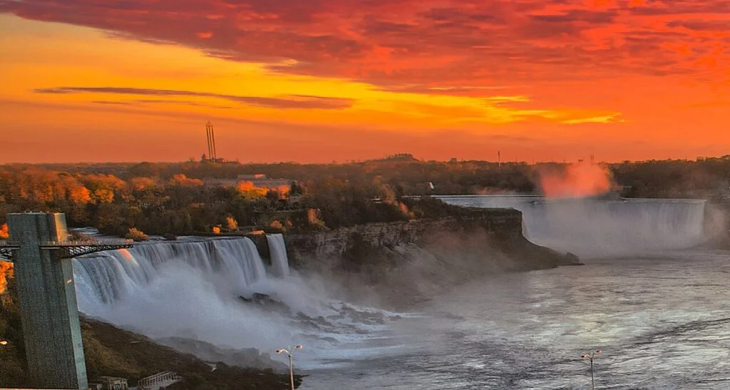Zach&oacute;d słońca nad Niagara Falls, zdjęcie zrobione po amerykańskiej stronie
