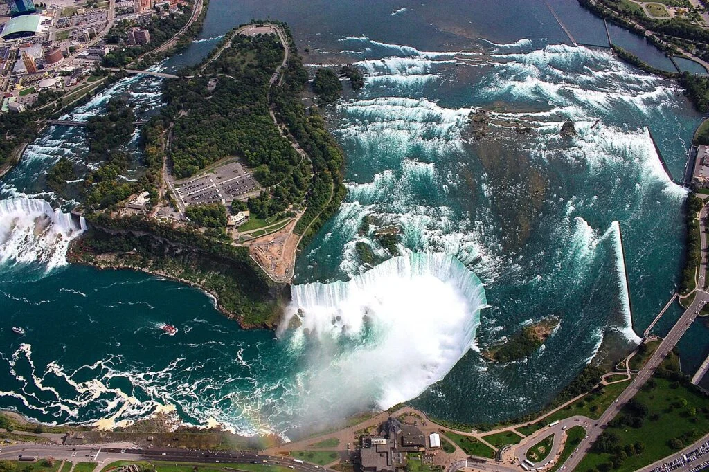 Wodospad Niagara widziany z lotu ptaka, ukazujący wodospady Horseshoe i American Falls, rozdzielone wyspą Goat Island (na dole strona Kanadyjska, na górze Amerykańska)