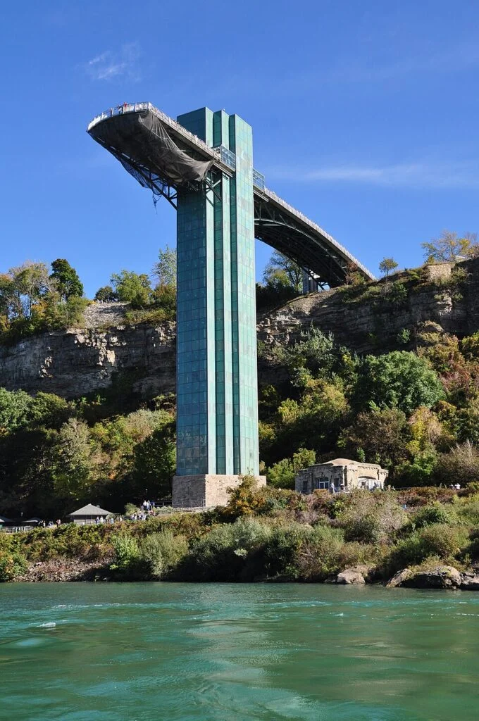Wieża obserwacyjna w parku Prospect Point przy wodospadzie Niagara, po stronie amerykańskiej