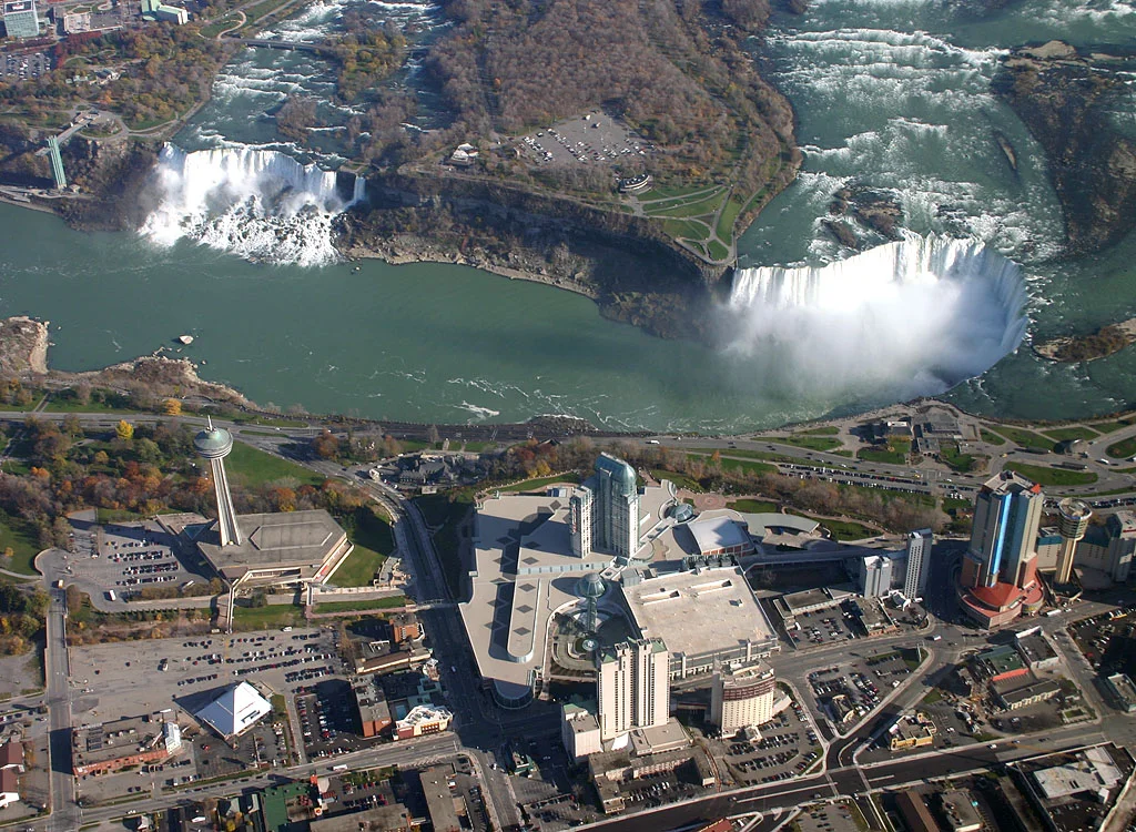 Widok na wodospad Niagara z lotu ptaka. Na dole strona kanadyjska, na g&oacute;rze amerykańska