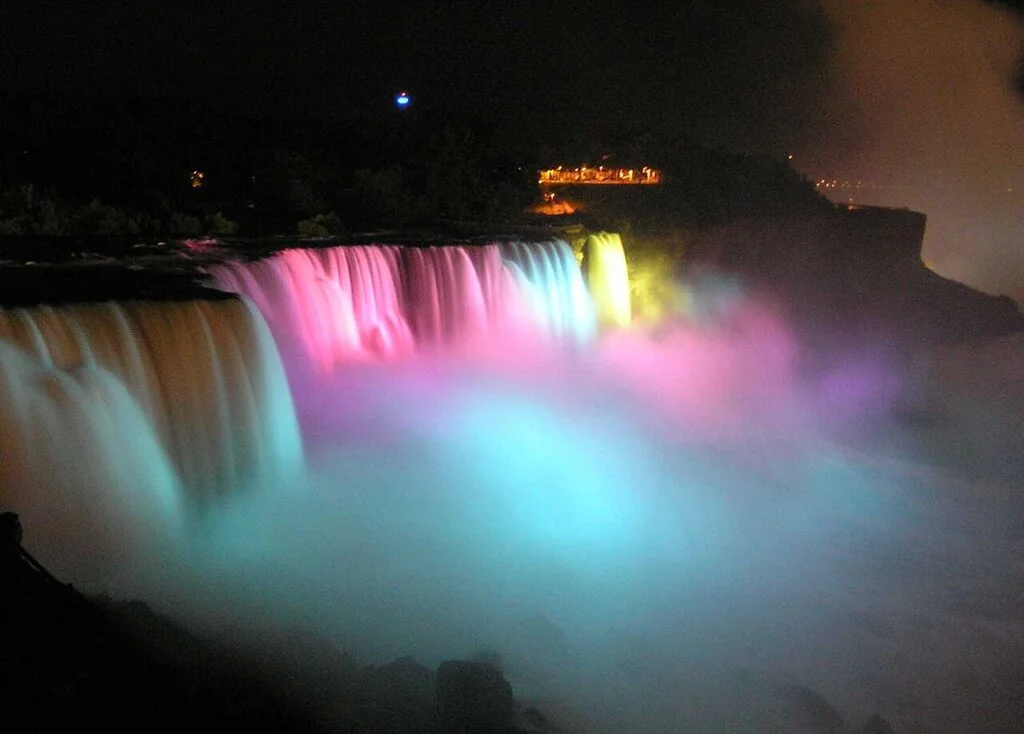 Wieczorna iluminacja na wodospadzie Niagara