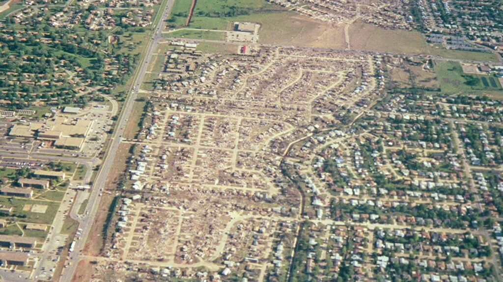 Zniszczenia spowodowane przez tornado w Del City, maj 1999 r.