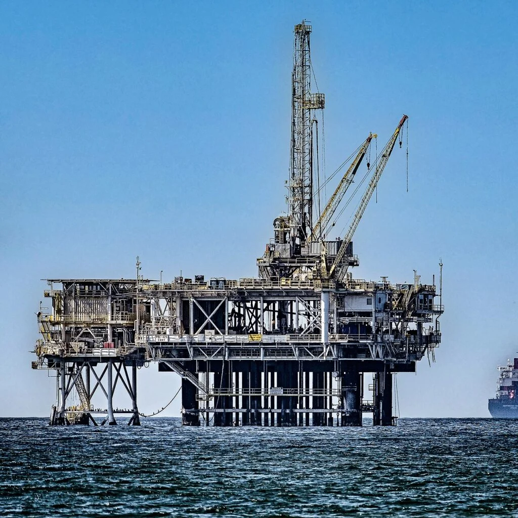 Jedna z platform wiertniczych wzdłuż wybrzeża Kalifornii, znajdująca się w pobliżu Huntington Beach
