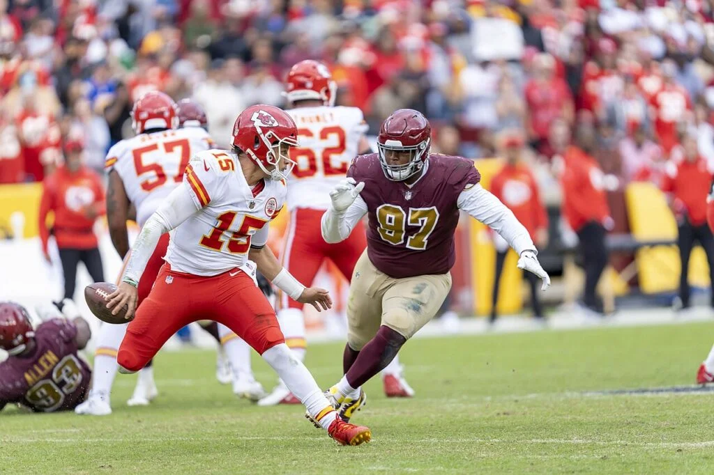 Patrick Mahomes - rozgrywający drużyny Kansas City Chiefs, w trakcie meczu przeciwko drużynie Washington Football Team