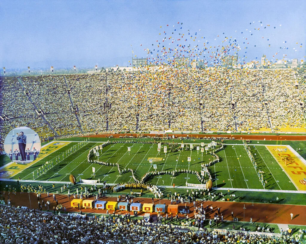Przerwa pierwszego finału Super Bowl 15 stycznia 1967 r., podczas kt&oacute;rej wystąpili trębacz Al Hirt oraz orkiestry marszowe z University of Arizona i Grambling College
