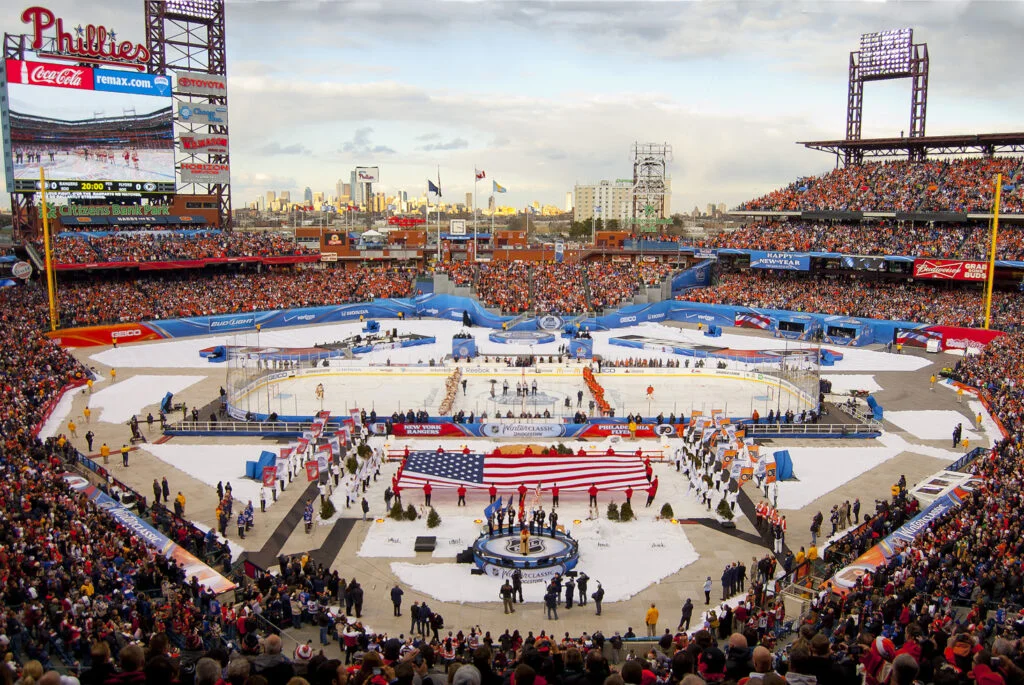 Zimowy turniej NHL w Citizens Bank Park w Filadelfii (Pensylwania), pomiędzy drużynami New York Rangers i Philadelphia Flyers, 2012 r.