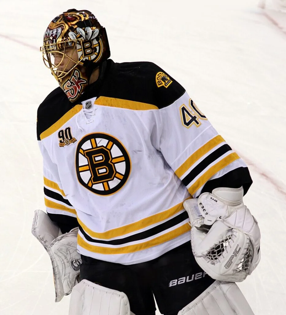 Tuukka Rask, bramkarz Boston Bruins podczas rozgrzewki przed meczem z New Jersey Devils, 19 listopada 2013 r.
