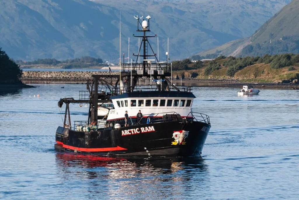 Handlowy trawler rufowy, wchodzący do doku Trident Seafoods w Kodiak na Alasce w celu rozładunku