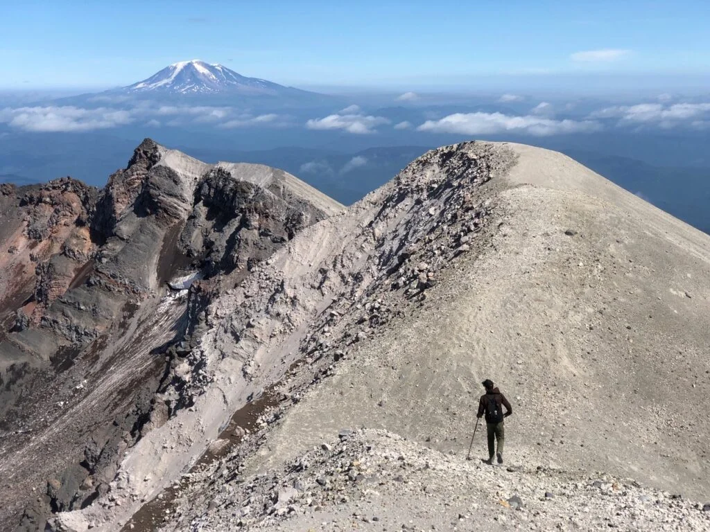 Wędrówka wzdłuż krawędzi krateru Mount Saint Helens w sierpniu 2019 r. W tle Mount Adams